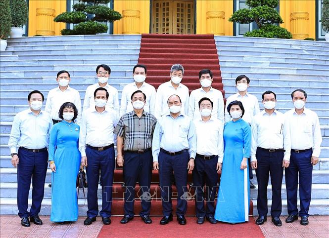 Trong ảnh: Chủ tịch nước Nguyễn Xuân Phúc với các đại biểu tại buổi gặp mặt. Ảnh: Thống Nhất - TTXVN