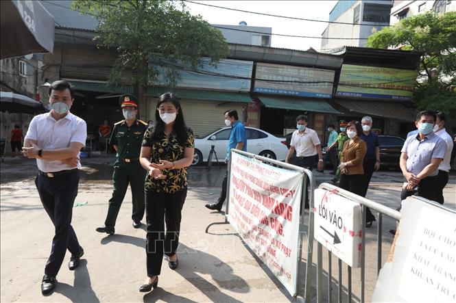 Trong ảnh: Đoàn kiểm tra số 8 của Thành uỷ Hà Nội kiểm tra công tác phòng, chống COVID-19 tại chợ Nhật Tân. Ảnh: Minh Quyết - TTXVN