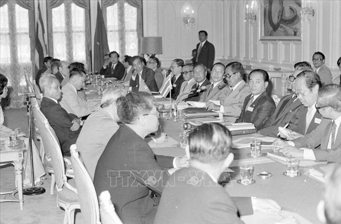 Trong ảnh: Thủ tướng Thái Lan Kriangsak Chomanan hội đàm với Thủ tướng Phạm Văn Đồng, sáng 10/9/1978 tại Thủ đô Bangkok, trong chuyến thăm chính thức Thái Lan đầu tiên của lãnh đạo cấp cao Việt Nam (6 - 10/9/1978) kể từ khi hai nước thiết lập quan hệ ngoại giao. Ảnh: Xuân Lâm - TTXVN