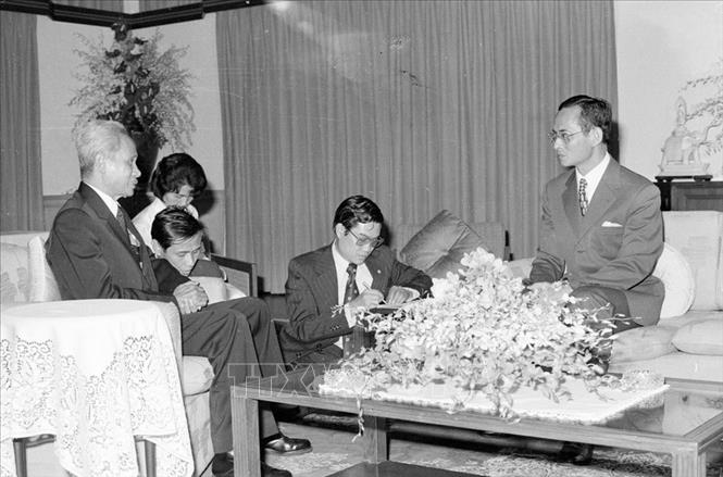 Trong ảnh: Nhà Vua Thái Lan Bumibol Adulyadej tiếp Thủ tướng Phạm Văn Đồng thăm chính thức Thái Lan (6 - 10/9/1978), chuyến thăm đầu tiên của lãnh đạo cấp cao Việt Nam kể từ khi hai nước thiết lập quan hệ ngoại giao. Ảnh: Xuân Lâm - TTXVN