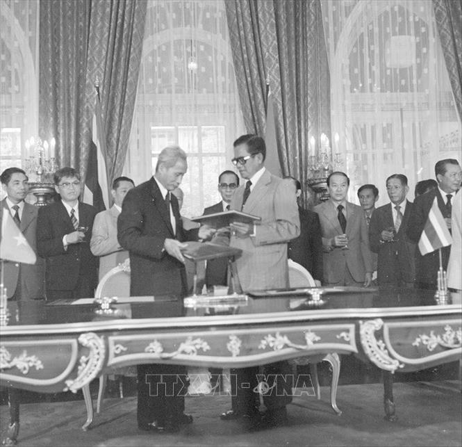 Thiết lập quan hệ ngoại giao năm 1976, quan hệ Việt Nam - Thái Lan đầu khởi sắc từ sau chuyến thăm chính thức Thái Lan của Thủ tướng Phạm Văn Đồng năm 1978. Trong ảnh: Sáng 10/9/1978, sau hội đàm tại Thủ đô Bangkok, Thủ tướng Kriangsak Chomanan và Thủ tướng Phạm Văn Đồng ký Tuyên bố chung Việt Nam - Thái Lan. Ảnh: Xuân Lâm - TTXVN