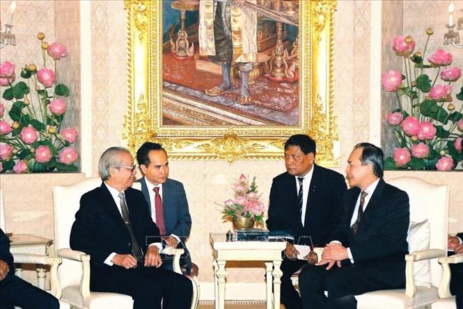 Chuyến thăm Thái Lan, cùng 5 nước ASEAN khác từ tháng 10/1991 đến tháng 3/1992 của Chủ tịch Hội đồng Bộ trưởng Võ Văn Kiệt đã tạo bước đột phá quan trọng quan hệ giữa Việt Nam với ASEAN cũng như với từng nước trong khu vực. Sau các chuyến thăm này, Việt Nam tán thành ký Hiệp ước Hợp tác và Thân thiện Bali vào tháng 7/1992 và trở thành quan sát viên của ASEAN (1993) và chính thức thành thành viên của ASEAN năm 1995. Trong ảnh: Thủ tướng Anand Panyarachun đón và hội đàm với Chủ tịch Hội đồng Bộ trưởng Võ Văn Kiệt thăm chính thức Thái Lan, ngày 28/10/1991, tại Thủ đô Bangkok. Ảnh: Minh Đạo - TTXVN