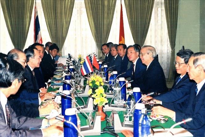 Chuyến thăm Thái Lan, cùng 5 nước ASEAN khác từ tháng 10/1991 đến tháng 3/1992 của Chủ tịch Hội đồng Bộ trưởng Võ Văn Kiệt đã tạo bước đột phá quan trọng quan hệ giữa Việt Nam với ASEAN cũng như với từng nước trong khu vực. Sau các chuyến thăm này, Việt Nam tán thành ký Hiệp ước Hợp tác và Thân thiện Bali vào tháng 7/1992 và trở thành quan sát viên của ASEAN (1993) và chính thức thành thành viên của ASEAN năm 1995. Trong ảnh: Chủ tịch Hội đồng Bộ trưởng Võ Văn Kiệt hội đàm với Thủ tướng Anand Panyarachun trong chuyến thăm chính thức Thái Lan, ngày 28/10/1991. Ảnh: Minh Đạo - TTXVN