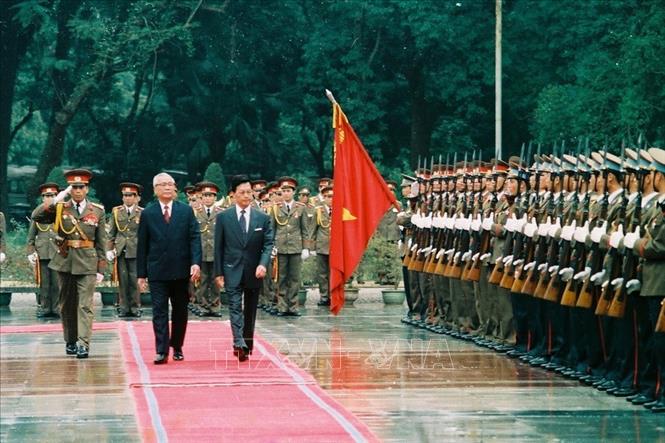 Trong ảnh: Lễ đón Thủ tướng Thái Lan Chuan Leek Pai thăm chính thức Việt Nam, tại Phủ Chủ tịch trưa ngày 16/3/1994. Ảnh: Minh Đạo -TTXVN