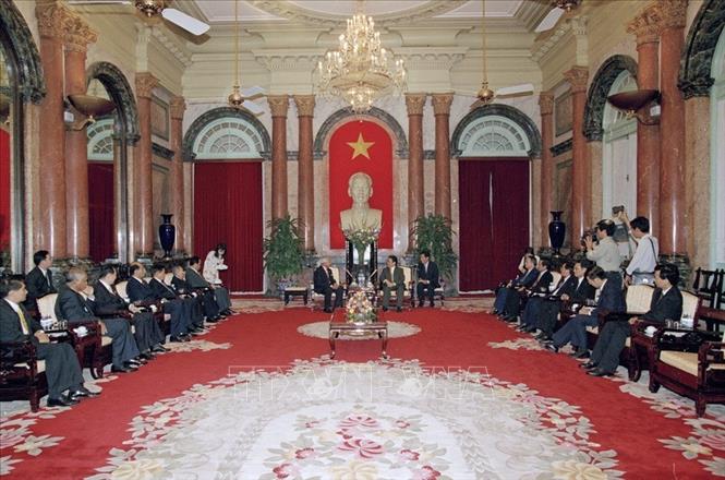 Trong ảnh: Chủ tịch nước Trần Đức Lương tiếp Ngài Prem Tinsulanonda, Chủ tịch Hội đồng cơ mật Hoàng gia Thái Lan sang thăm Việt Nam từ 8 - 11/4/2002. Ảnh: Minh Điền - TTXVN