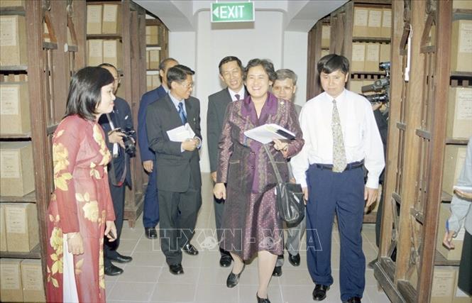 Trong ảnh: Công chúa Thái Lan Maha Chakri Sirindhorn thăm Trung tâm Lưu trữ Quốc gia (Hà Nội) trong chuyến thăm Việt Nam, ngày 17/4/2000. Ảnh: Tùng Lâm - TTXVN