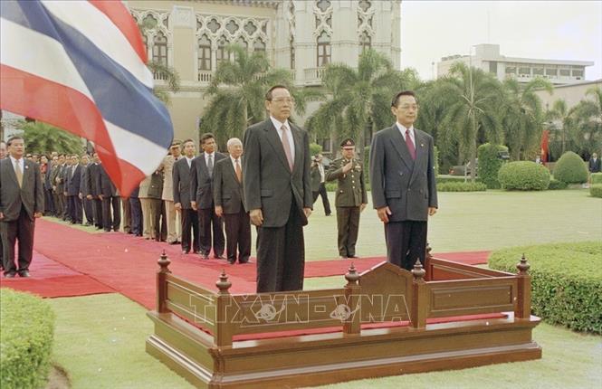 Trong ảnh: Thủ tướng Chuan Leekpai chủ trì Lễ đón Thủ tướng Phan Văn Khải thăm chính thức Thái Lan từ ngày 9 - 12/5/2000. Ảnh: Thế Thuần - TTXVN