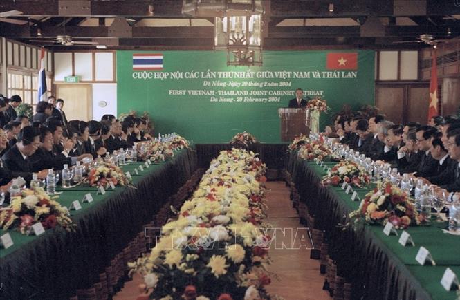 Trong ảnh: Ngày 20/2/2004, tại Đà Nẵng, Thủ tướng Phan Văn Khải và Thủ tướng Thái Lan Thaksin Shinawatra đồng chủ trì phiên họp thứ nhất của Cuộc họp Nội các lần thứ nhất Việt Nam - Thái Lan. Ảnh: Thế Thuần - TTXVN