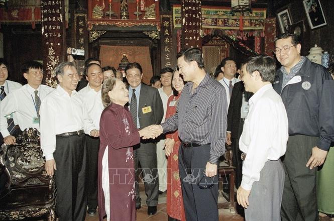 Trong ảnh: Thủ tướng Phan Văn Khải và Thủ tướng Thái Lan Thaksin Shinawatra đến thăm phố cổ tại Hội An, ngày 20/2/2004. Ảnh: Thế Thuần - TTXVN