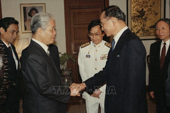 Trong ảnh: Nhà vua Thái Lan Bhumibol Adulyadej tiếp Tổng Bí thư Đỗ Mười sang thăm chính thức Thái Lan từ ngày 15 - 18/10/1993. Ảnh: Xuân Lâm - TTXVN
