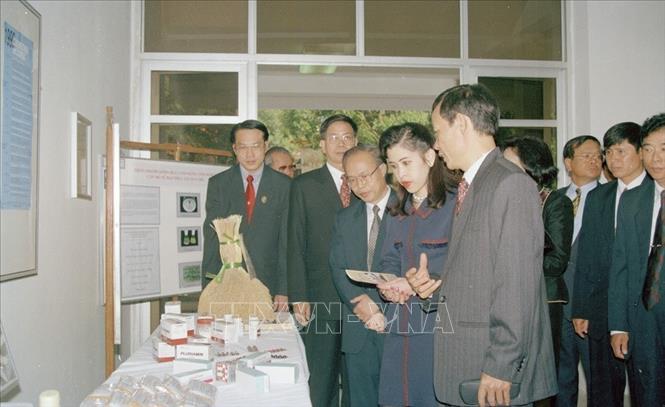 Trong ảnh: Công chúa Thái Lan Chulabhorn Walailak thăm Trung tâm Khoa học Tự nhiên và Công nghệ Quốc gia, nhân chuyến thăm Việt Nam, ngày 10/11/1998. Ảnh: Thu Hoài - TTXVN