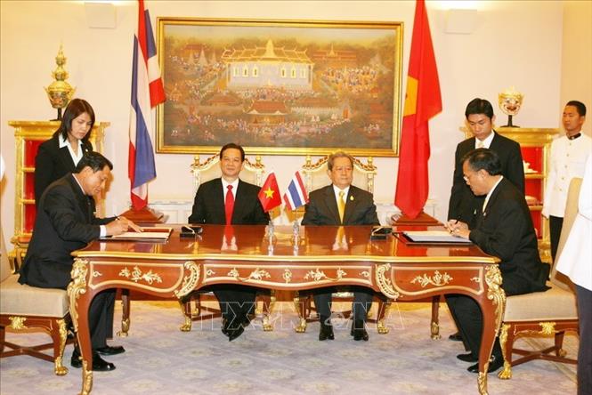 Trong ảnh: Thủ tướng Nguyễn Tấn Dũng và Thủ tướng Thái Lan Surayud Chulanont chứng kiến lễ ký các tuyên bố chung giữa Việt Nam và Thái Lan (20/12/2006). Ảnh: Đức Tám – TTXVN