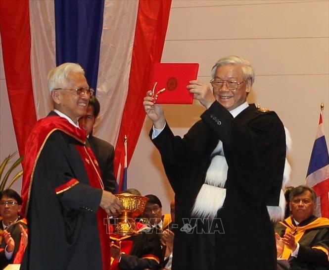 Trong ảnh: Ngài Chartsiri Sophonpanich, Chủ tịch Hội đồng nhà trường trường Đại học Thamaxạt trao bằng Tiến sĩ danh dự ngành Chính trị học cho Tổng Bí thư Nguyễn Phú Trọng trong chuyến thăm Thái Lan (26/6/2013). Ảnh : Trí Dũng  - TTXVN