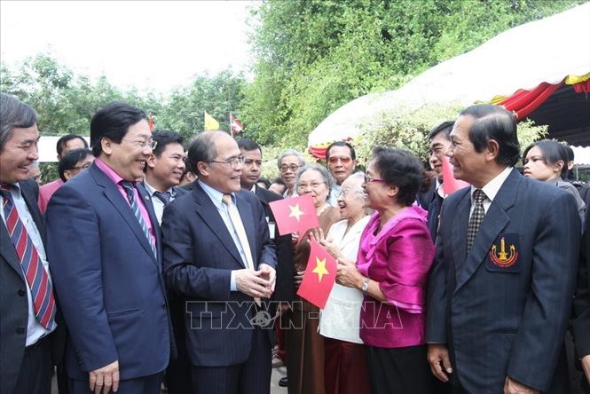 Trong ảnh: Chủ tịch Quốc hội Nguyễn Sinh Hùng gặp gỡ bà con kiều bào tại Khu di tích tưởng niệm Chủ tịch Hồ Chí Minh ở tỉnh Udon Thani, trong chuyến thăm chính thức Thái Lan từ ngày 3 - 5/12/2012. Ảnh: Nhan Sáng - TTXVN