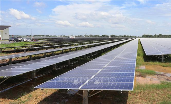 Tập đoàn TTC (Việt Nam) và Tập đoàn năng lượng Thái Lan Gulf Energy Development liên doanh đầu tư 2 nhà máy điện năng lượng mặt trời TTC số 1 và TTC số 2 tại khu công nghiệp Thành Thành Công (huyện Trảng Bàng, tỉnh Tây Ninh), quy mô 118,8 MWp, mỗi năm cung cấp cho hệ thống điện lưới quốc gia khoảng 184 triệu kWh điện, đáp ứng cho nhu cầu sử dụng điện tương đương khoảng 150.000 hộ dân; tổng vốn đầu tư khoảng 2.700 tỷ đồng. Trong ảnh: Hệ thống tấm pin năng lượng mặt trời của nhà máy điện TTC số 1. Ảnh: Lê Đức Hoảnh – TTXVN