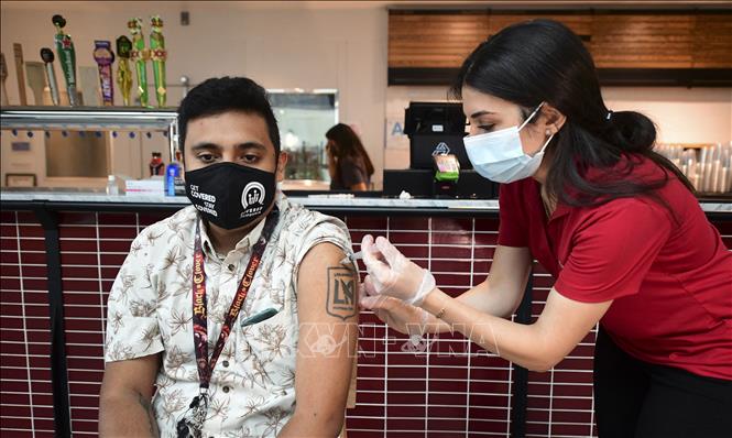 Trong ảnh: Nhân viên y tế tiêm vaccine ngừa Covid-19 cho người dân tại Los Angeles, California (Mỹ) ngày 7/5/2021. Ảnh: AFP/TTXVN