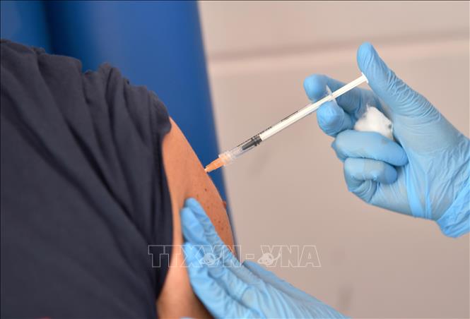 Trong ảnh: Nhân viên y tế tiêm vaccine ngừa COVID-19 cho người dân tại Rome, Italy, ngày 21/7/2021. Ảnh: AFP/TTXVN