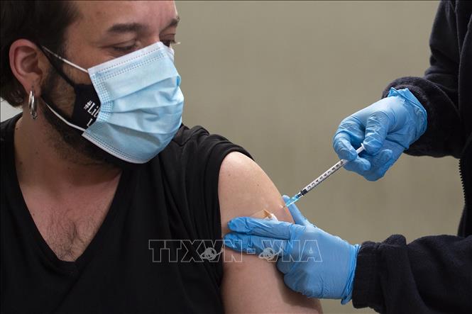 Trong ảnh: Nhân viên y tế tiêm vaccine ngừa COVID-19 cho người dân tại San Sebastian, Tây Ban Nha ngày 2/3/2021. Ảnh: AFP/TTXVN