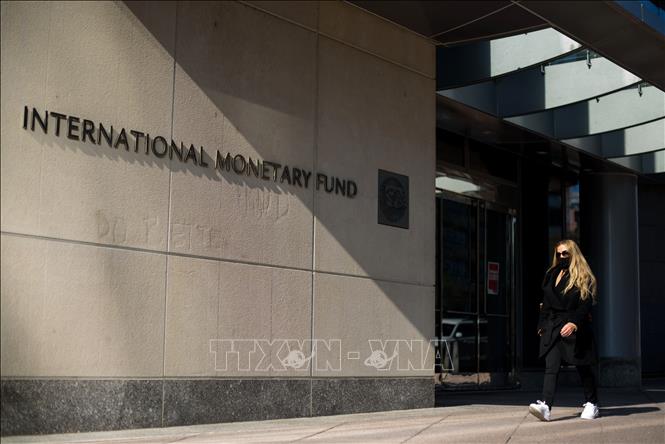 Trong ảnh: Trụ sở Quỹ Tiền tệ quốc tế (IMF) ở Washington DC., ngày 5/4/2021. Ảnh: AFP/TTXVN