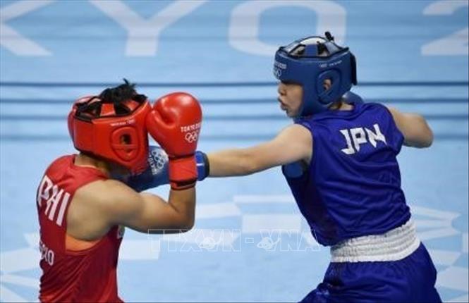 Trong ảnh: Nữ VĐV Nhật Bản Sena Irie (phải) gặp đối thủ Nesthy Petecio (người Philippines) trong trận chung kết boxing hạng dưới 57kg tại Olympic Tokyo 2020 ở Tokyo, ngày 3/8/2021. Ảnh: Kyodo/TTXVN