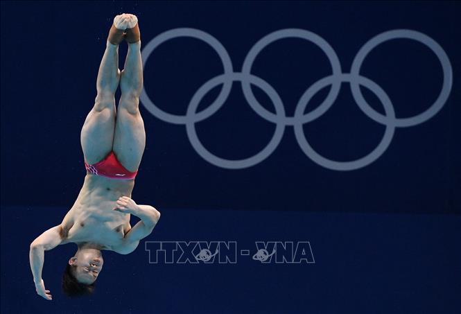 Trong ảnh: VĐV Xie Siyi của Trung Quốc thi đấu ở chung kết nội dung nhảy cầu ván mềm 3m nam tại Olympic Tokyo 2020 (Nhật Bản) ngày 3/8/2021. Ảnh: AFP/TTXVN