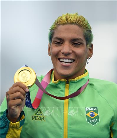 Trong ảnh: Kình ngư Ana Marcela Cunha của Brazil giành Huy chương Vàng nội dung bơi marathon 10km nữ tại Olympic Tokyo 2020, Nhật Bản, ngày 4/8/2021. Ảnh: AFP/TTXVN
