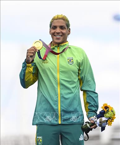 Trong ảnh: Kình ngư Ana Marcela Cunha của Brazil giành Huy chương Vàng nội dung bơi marathon 10km nữ tại Olympic Tokyo 2020, Nhật Bản, ngày 4/8/2021. Ảnh: THX/TTXVN