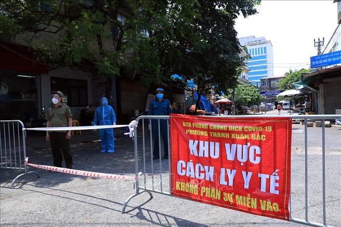 Khu chợ Thanh Xuân Bắc bị phong tỏa do có liên quan đến trường hợp dương tính với SARS-CoV-2. Ảnh: Tuấn Anh - TTXVN