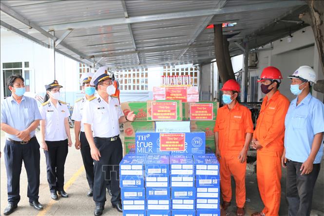 Trong ảnh: Đại tá Phạm Đức Hùng, Chủ nhiệm Chính trị, Chủ tịch Công đoàn Tổng công ty tặng quà cho lực lượng lao động vệ sinh. Ảnh: TTXVN phát