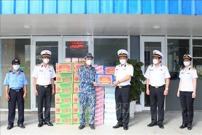 Trong ảnh: Tặng quà cho lực lượng an ninh đang làm nhiệm vụ tại cảng Tân cảng Cát Lái. Ảnh: TTXVN phát