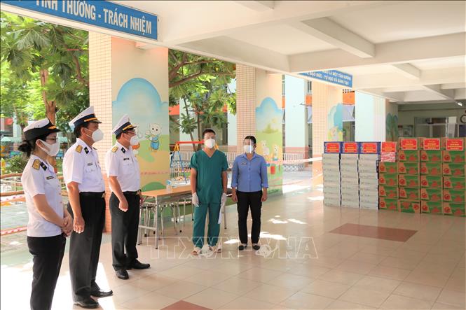 Trong ảnh: Đoàn công tác tặng quà cho người lao động ở khu cách ly tập trung Trường mầm non Sơn Ca. Ảnh: TTXVN phát