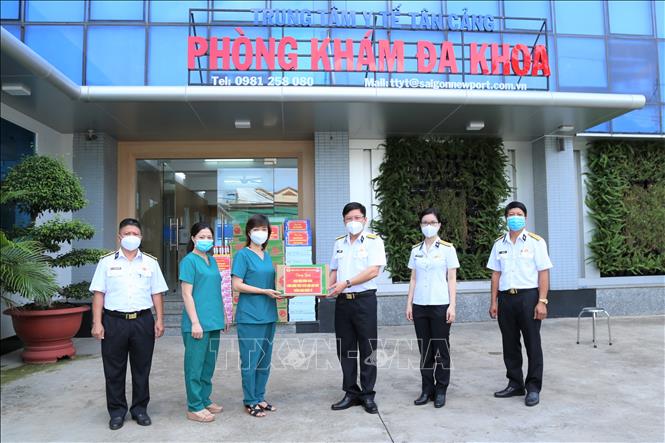 Trong ảnh: Lãnh đạo Tổng công ty Tân cảng Sài Gòn Thăm, tặng quà đội ngũ y, bác sỹ Trung tâm Y tế Tân cảng. Ảnh: TTXVN phát