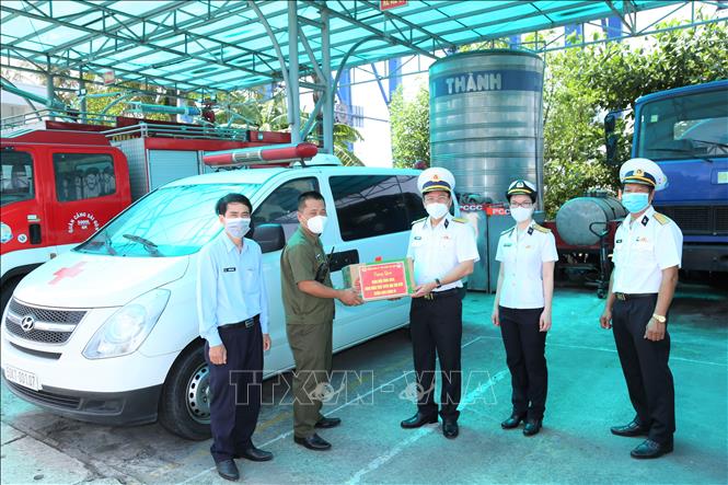 Trong ảnh: Lãnh đạo Tổng công ty Tân cảng Sài Gòn Thăm, tặng quà lực lượng phòng chống cháy nổ - cứu hỏa. Ảnh: TTXVN phát