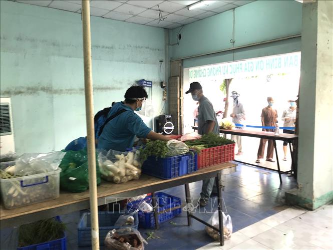 Người dân thành phố Biên Hòa đến mua hàng bình ổn tại điểm bán hàng hóa thiết yếu của Tổng công ty Công nghiệp thực phẩm Đồng Nai (Dofico). Ảnh: TTXVN phát
