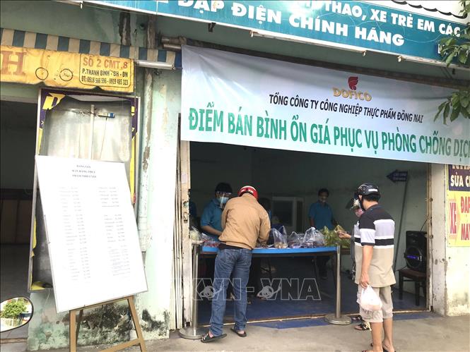 Người dân thành phố Biên Hòa đến mua hàng bình ổn tại điểm bán hàng hóa thiết yếu của Tổng công ty Công nghiệp thực phẩm Đồng Nai (Dofico). Ảnh: TTXVN phát