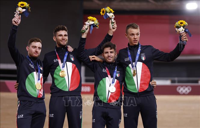 Trong ảnh: Các VĐV Italy giành Huy chương Vàng và phá kỷ lục thế giới nội dung đua xe đạp lòng chảo đồng đội nam ở Olympic Tokyo 2020 tại Nhật Bản, ngày 4/8/2021. Ảnh: AFP/TTXVN