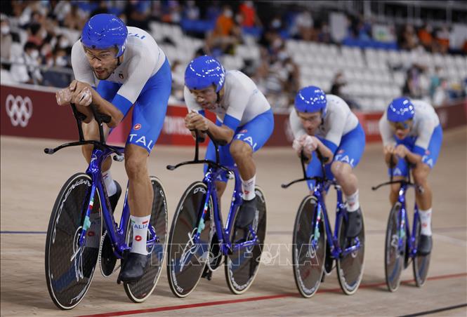 Trong ảnh: Các VĐV Italy tham gia tranh tài ở chung kết nội dung đua xe đạp lòng chảo đồng đội nam tại Olympic Tokyo 2020 (Nhật Bản), ngày 4/8/2021. Ảnh: AFP/TTXVN