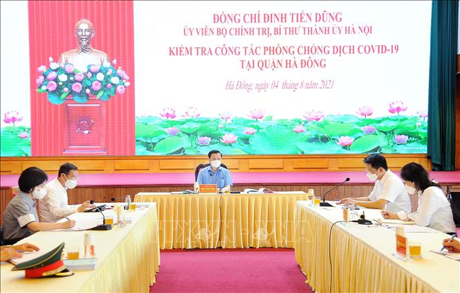 Trong ảnh: Bí thư Thành ủy Hà Nội Đinh Tiến Dũng làm việc với Quận uỷ Hà Đông về công tác phòng, chống dịch COVID-19. Ảnh: TTXVN