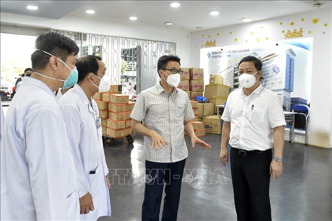 Trong ảnh: Phó Thủ tướng Vũ Đức Đam làm việc với lãnh đạo Bệnh viện Nhân dân Gia Định về công tác điều trị bệnh nhân mắc COVID-19 nặng. Ảnh: Diệp Trương - TTXVN