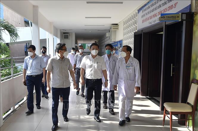 Trong ảnh: Phó Thủ tướng Vũ Đức Đam kiểm tra công tác điều trị bệnh nhân mắc COVID-19 nặng tại Bệnh viện Nhân dân Gia Định (phường 7, quận Bình Thạnh). Ảnh: Diệp Trương - TTXVN