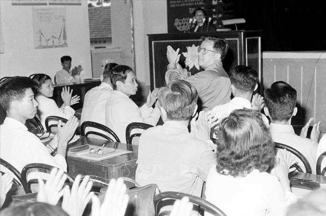 Trong ảnh: Đồng chí Lê Quang Đạo, Bí thư Trung ương Đảng đến thăm và nói chuyện tại Đại hội đảng bộ tỉnh Vĩnh Phú lần thứ 3 (25/4/1977). Ảnh: Xuân Lâm - TTXVN
