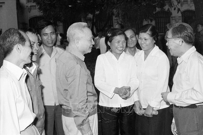 Trong ảnh: Đồng chí Lê Quang Đạo (đầu tiên, bên phải) và đồng chí Trần Quốc Hoàn nói chuyện với các đại biểu tại Hội nghị tổng kết công tác năm 1983 và triển khai nhiệm vụ năm 1984 của Ban Dân vận Trung ương (13/4/1984). Ảnh: Xuân Lâm - TTXVN