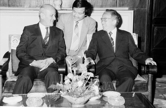 Trong ảnh: Chủ tịch Quốc hội Lê Quang Đạo tiếp Phó Chủ tịch thứ nhất thượng nghị viện Quốc hội Afghanistan, Giáo sư Ali Akbar Sanristanyi thăm Việt Nam từ ngày 28-31/11/1988. Ảnh: Minh Điền - TTXVN
 