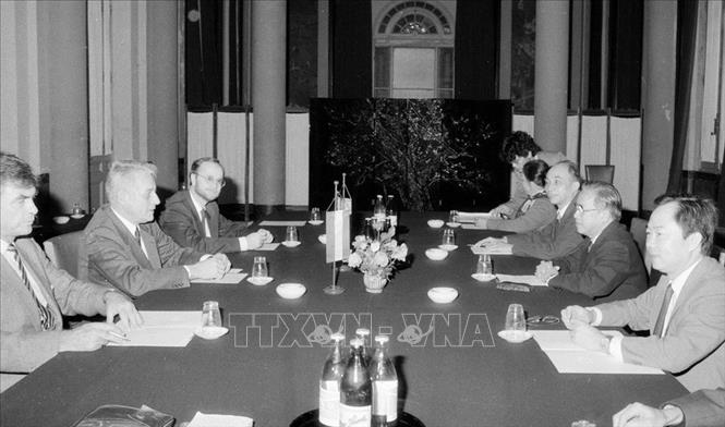 Trong ảnh: Chủ tịch Quốc hội Lê Quang Đạo hội đàm với Chủ tịch Quốc hội Áo Leopold Gzatz thăm chính thức Việt Nam (12/1/1989). Ảnh: Kim Hùng - TTXVN