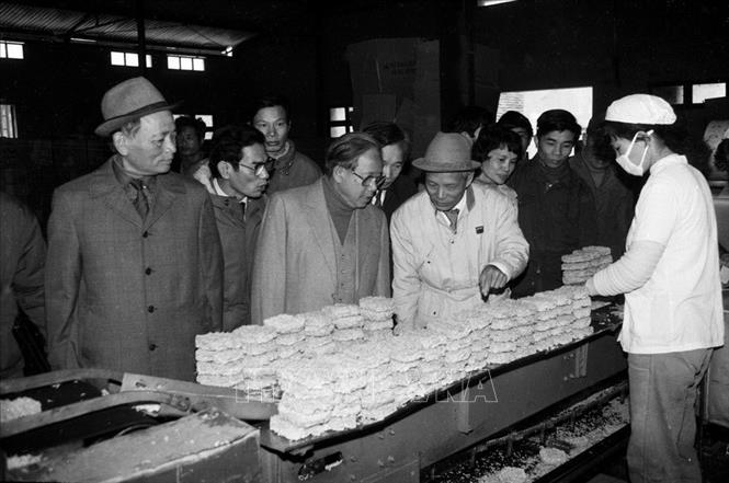 Trong ảnh: Chủ tịch Quốc hội Lê Quang Đạo thăm dây chuyền sản xuất mỳ ViFon Hà Nội, một mô hình sản xuất mới phát tuy tác dụng ở thủ đô (24/2/1991). Ảnh: Xuân Tuân - TTXVN