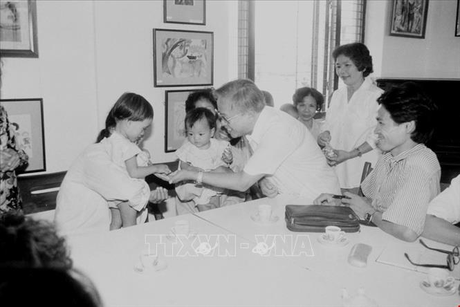 Trong ảnh: Chủ tịch Quốc hội Lê Quang Đạo tặng quà cho thiếu nhi tại Làng trẻ em SOS (Hà Nội), ngày 24/8/1991. Ảnh: Xuân Tuân - TTXVN