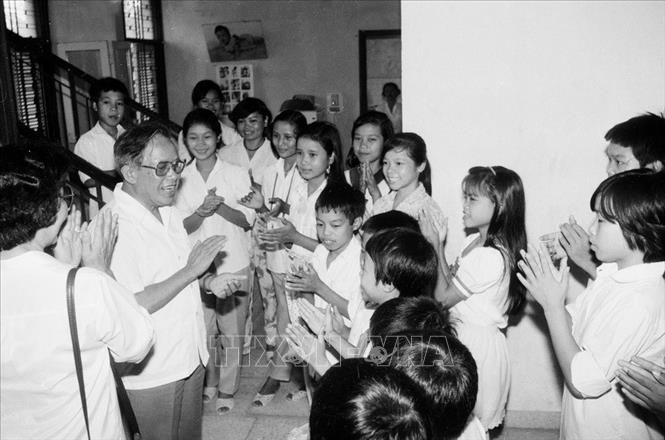Trong ảnh: Chủ tịch Quốc hội Lê Quang Đạo thăm thiếu nhi tại Nhà trẻ Birla Hà Nội (24/8/1991). Ảnh: Xuân Tuân-TTXVN