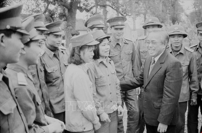Trong ảnh: Chủ tịch Quốc hội Lê Quang Đạo thăm và chúc tết chiến sĩ, lực lượng vũ trang nhân dân tỉnh Lạng Sơn (1992). Ảnh: Đình Trân - TTXVN