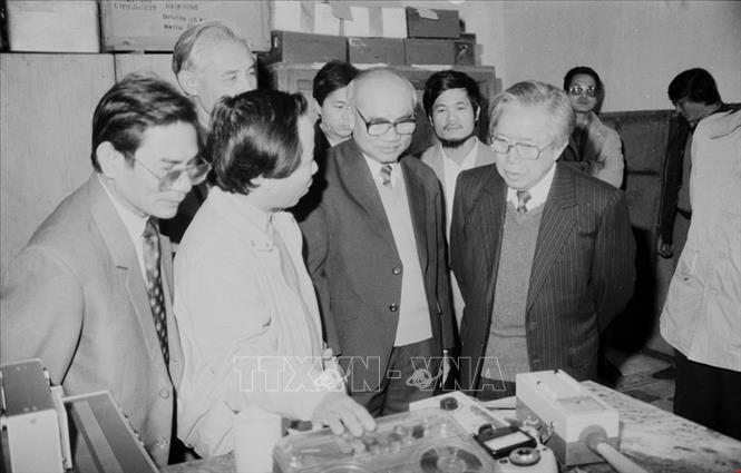 Trong ảnh: Chủ tịch Quốc hội Lê Quang Đạo thăm Viện Nghiên cứu KHKT bảo hộ lao động (Tổng Liên đoàn lao động Việt Nam), ngày 18/2/1992. Ảnh: Đình Trân - TTXVN