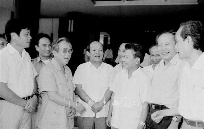 Trong ảnh: Chủ tịch Quốc hội Lê Quang Đạo nói chuyện thân mật với các đại biểu dự Hội nghị toàn quốc Hội đồng nhân dân lần thứ IV (1992). Ảnh: Tứ Hải - TTXVN